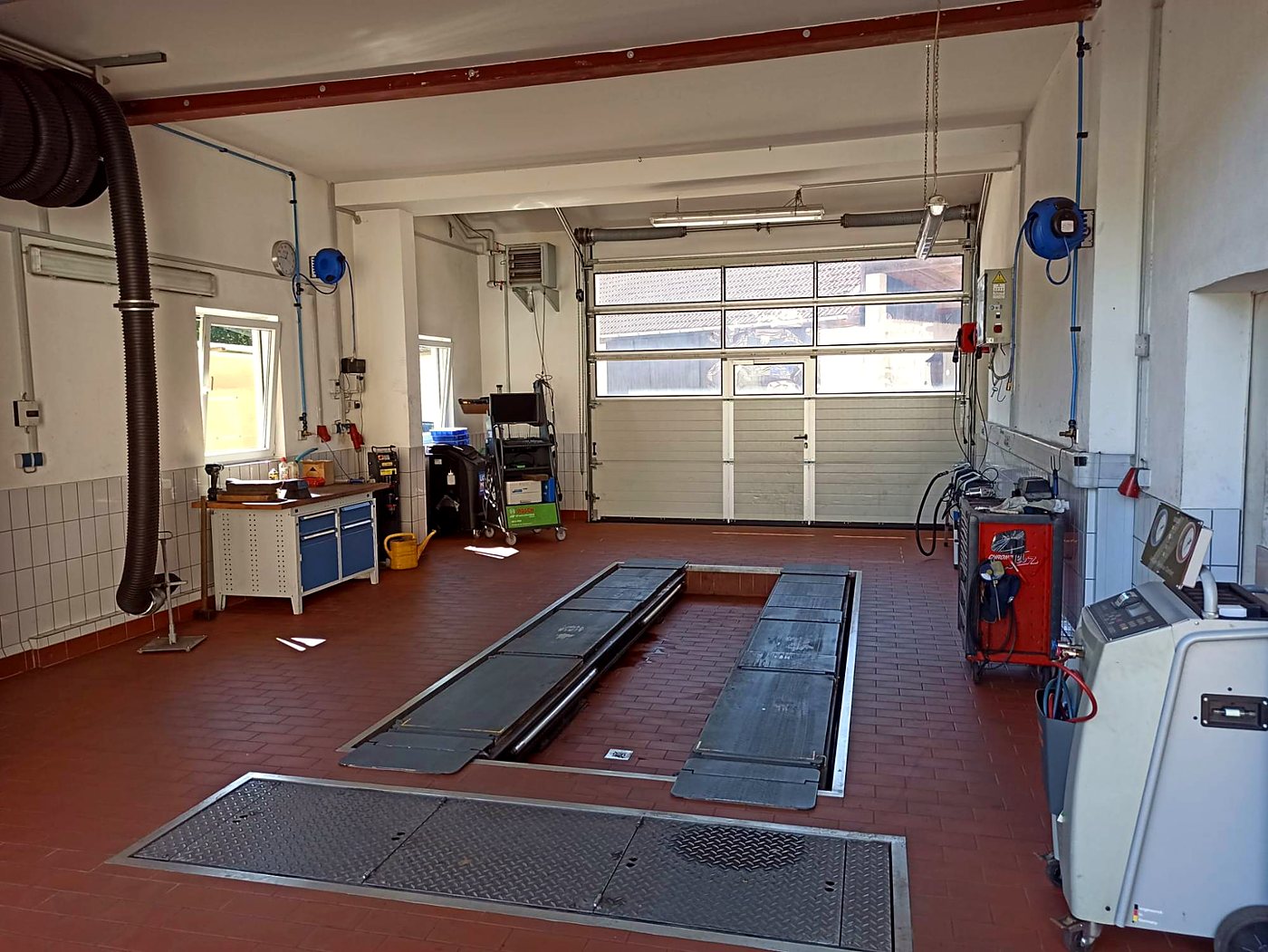 Prüfplatz in der Werkstatt von Auto Scharrer mit Unterflur-Hebebühne, Diagnosegerät und Klimaservicegerät